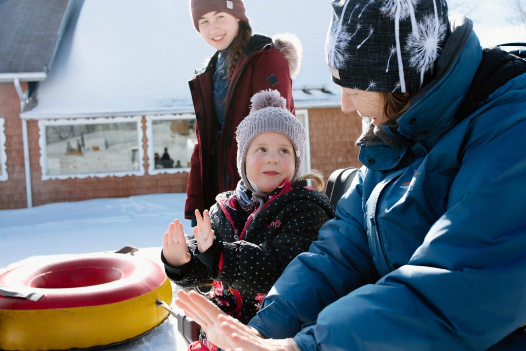 Petits et grands jouent dans la neige à Do-Mi-Ski